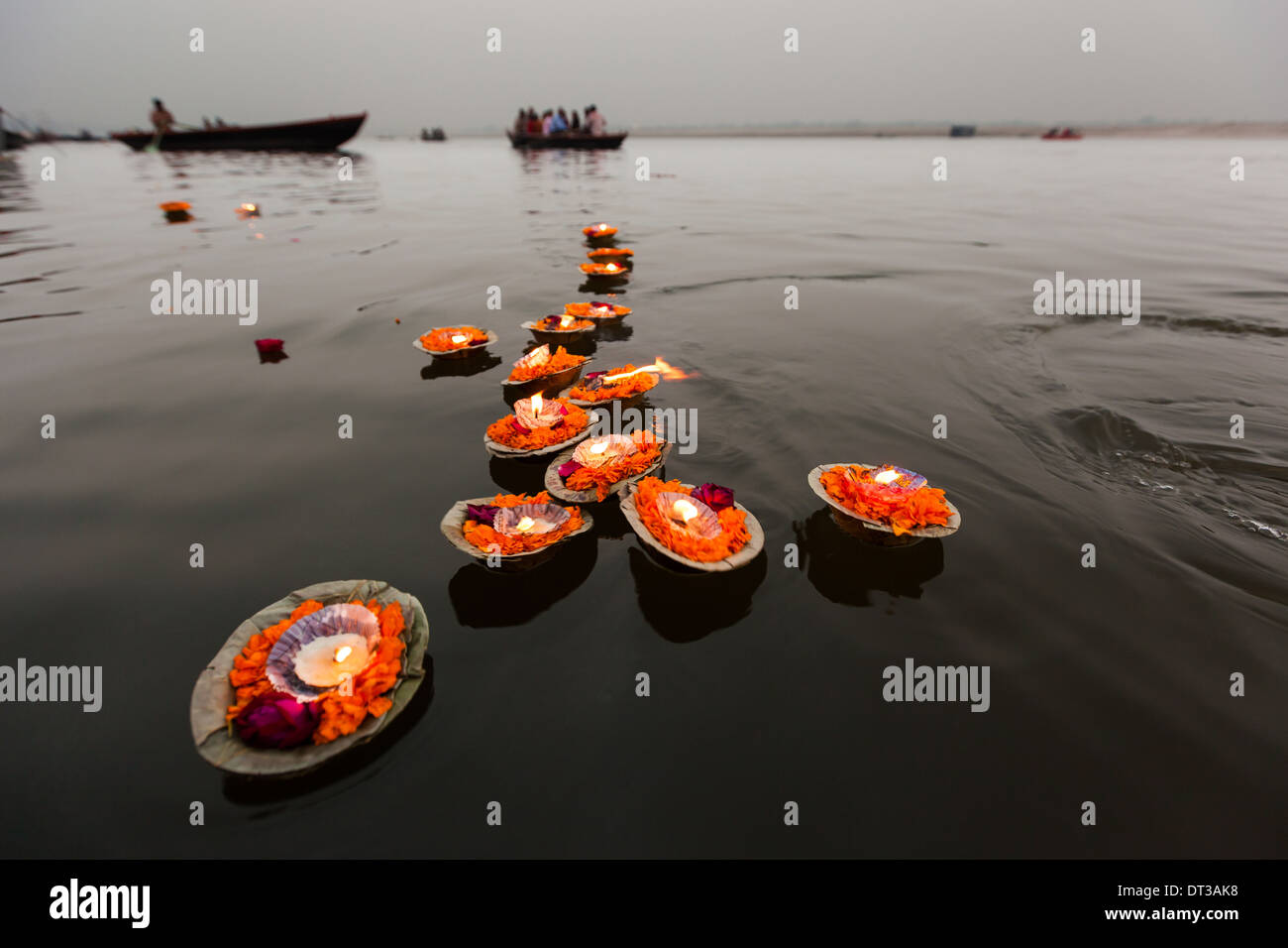 Bougies flottant dans le Gange, Varanasi, Inde Banque D'Images