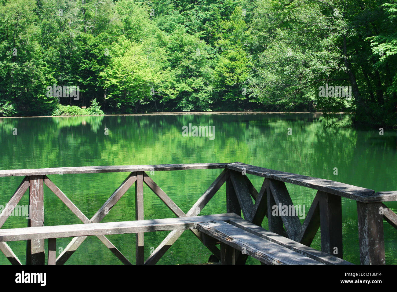 Banc en bois contre lac de Yedigoller,Bolu, Turquie Banque D'Images