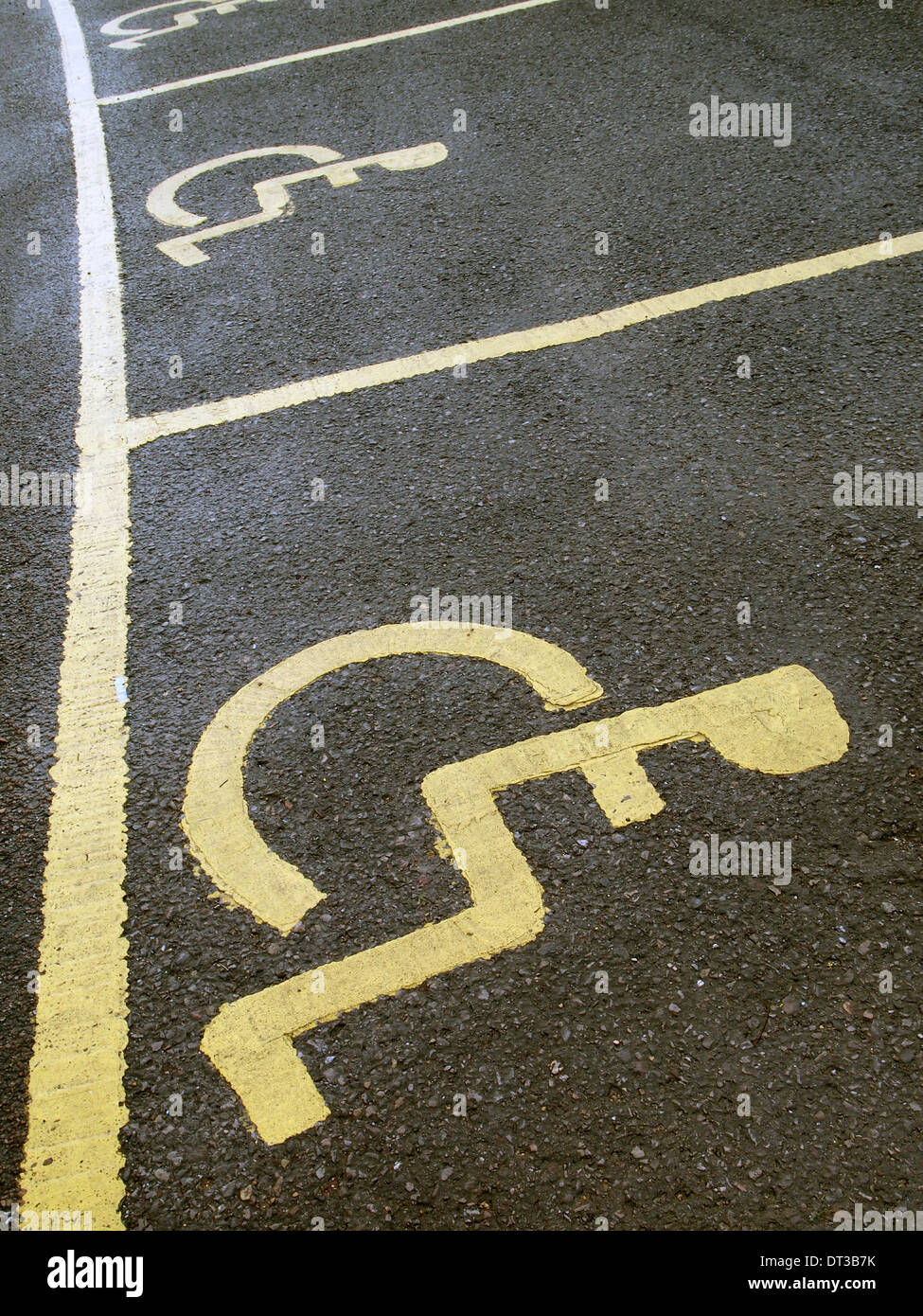 Parking jaune Le marquage indiquant des places handicapés. Banque D'Images