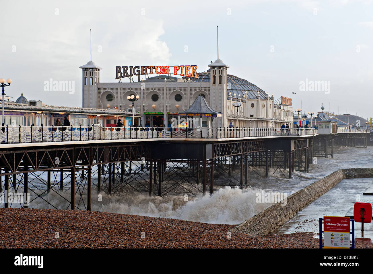 Haute mer à Brighton Pier au cours de la tempête qui a balayé le sud de la Grande-Bretagne en janvier et février 2014 Banque D'Images