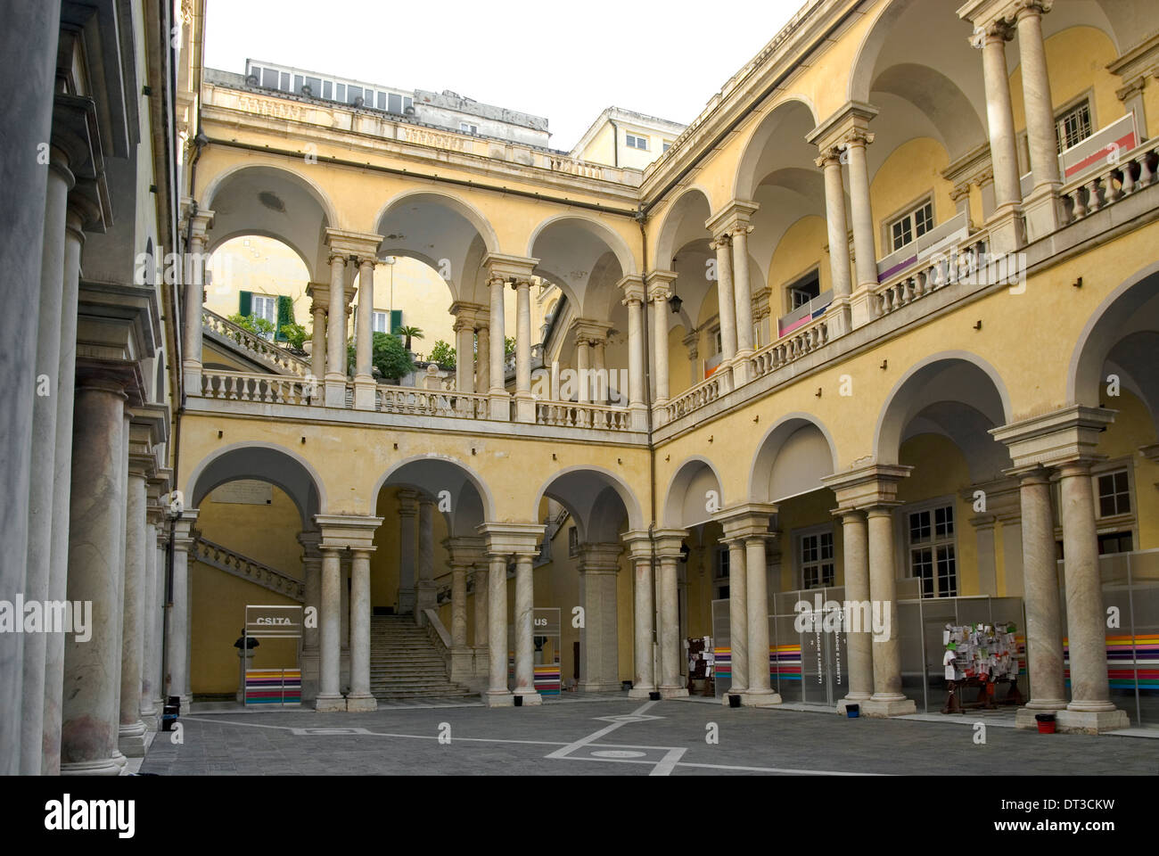 Couloir central dans le Palazzo dell'Università à Gênes, Ligurie, Italie du Nord-Ouest. Banque D'Images