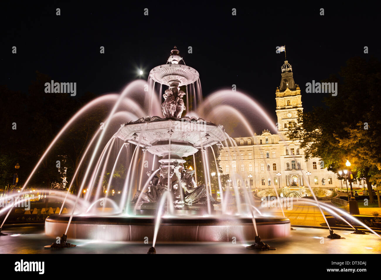 La Fontaine de Tourny et l'édifice du Parlement à Québec, Canada, dans la nuit Banque D'Images