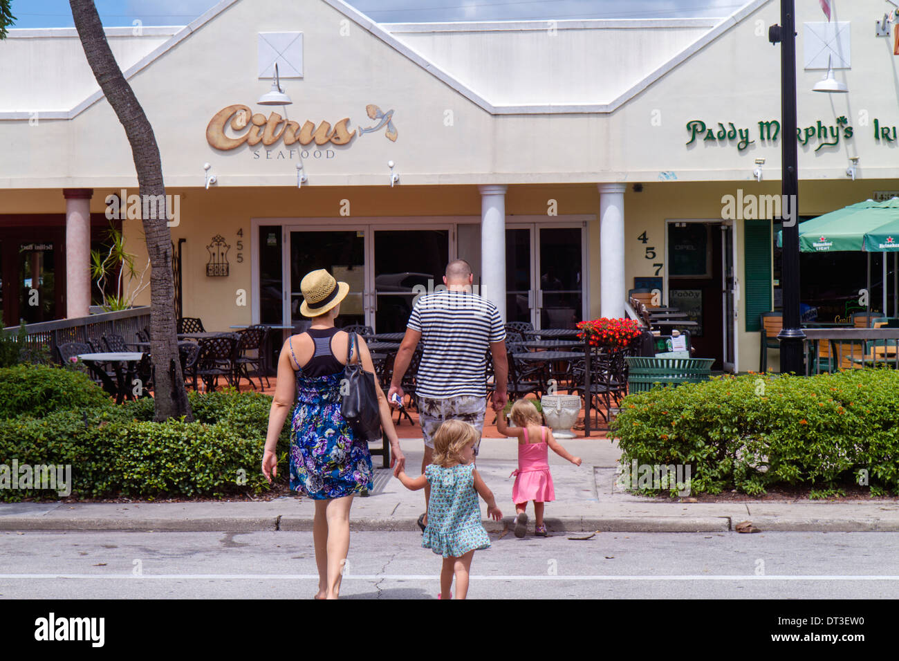 Naples Floride, 5th Ave Sud, père papa, adultes homme hommes, mère maman, adultes femme femme femme femme, fille filles, jeunes enfants Banque D'Images