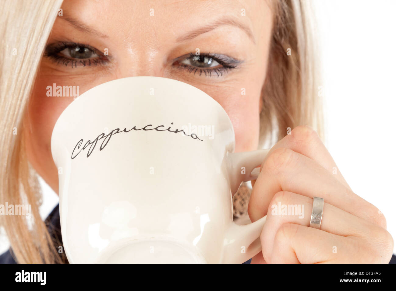 Belle femme tient la tasse de café Banque D'Images