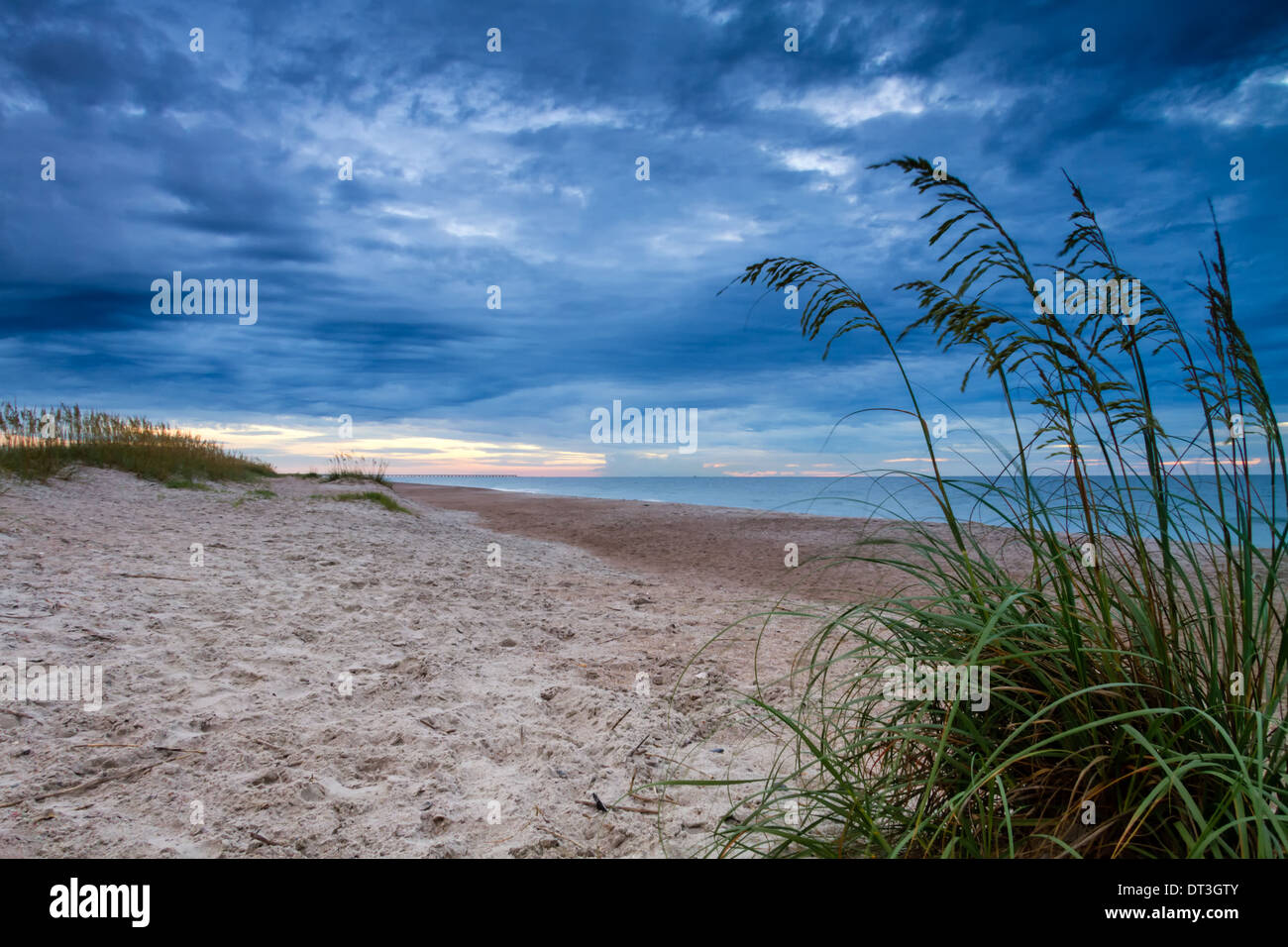 Les nuages de tempête se déplacer dans plus de la plage, Amelia Island, Floride. Banque D'Images