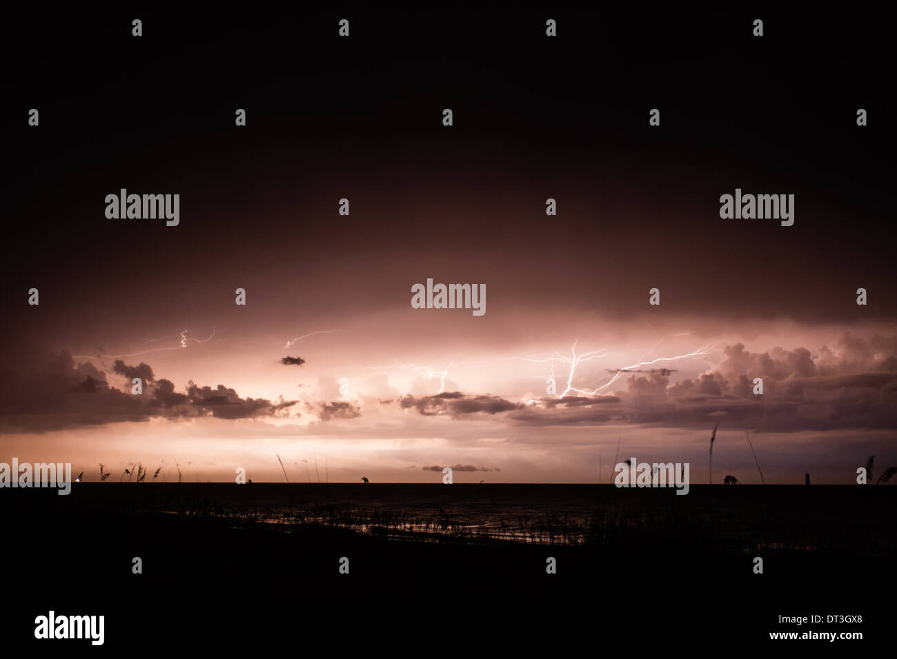 Éclair au-dessus de l'océan, Amelia Island, Floride Banque D'Images