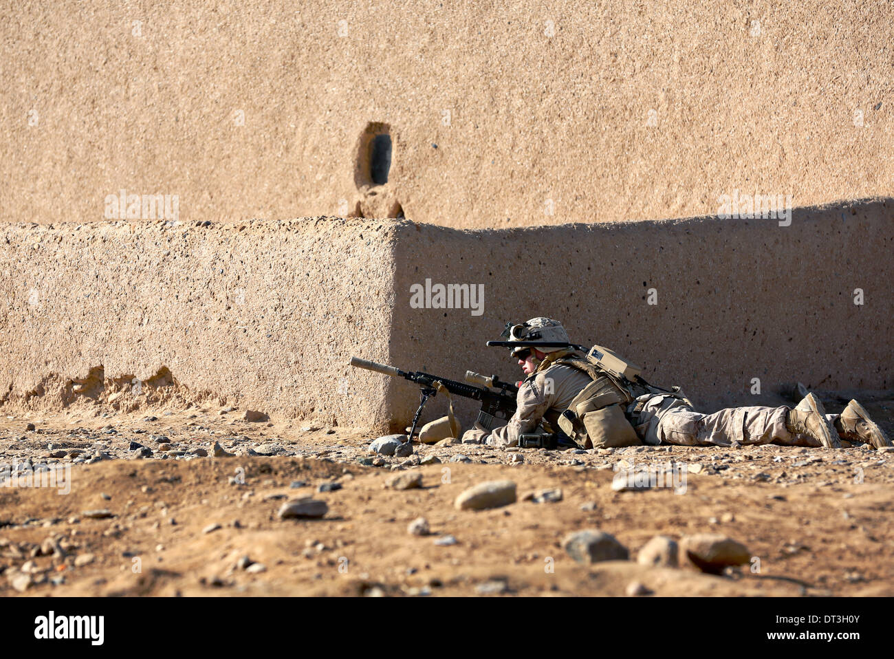 Un Marine américain d'assurer la sécurité lors d'une patrouille le 15 janvier 2014 près de la Base de patrouille Boldak dans la province d'Helmand, en Afghanistan. Banque D'Images