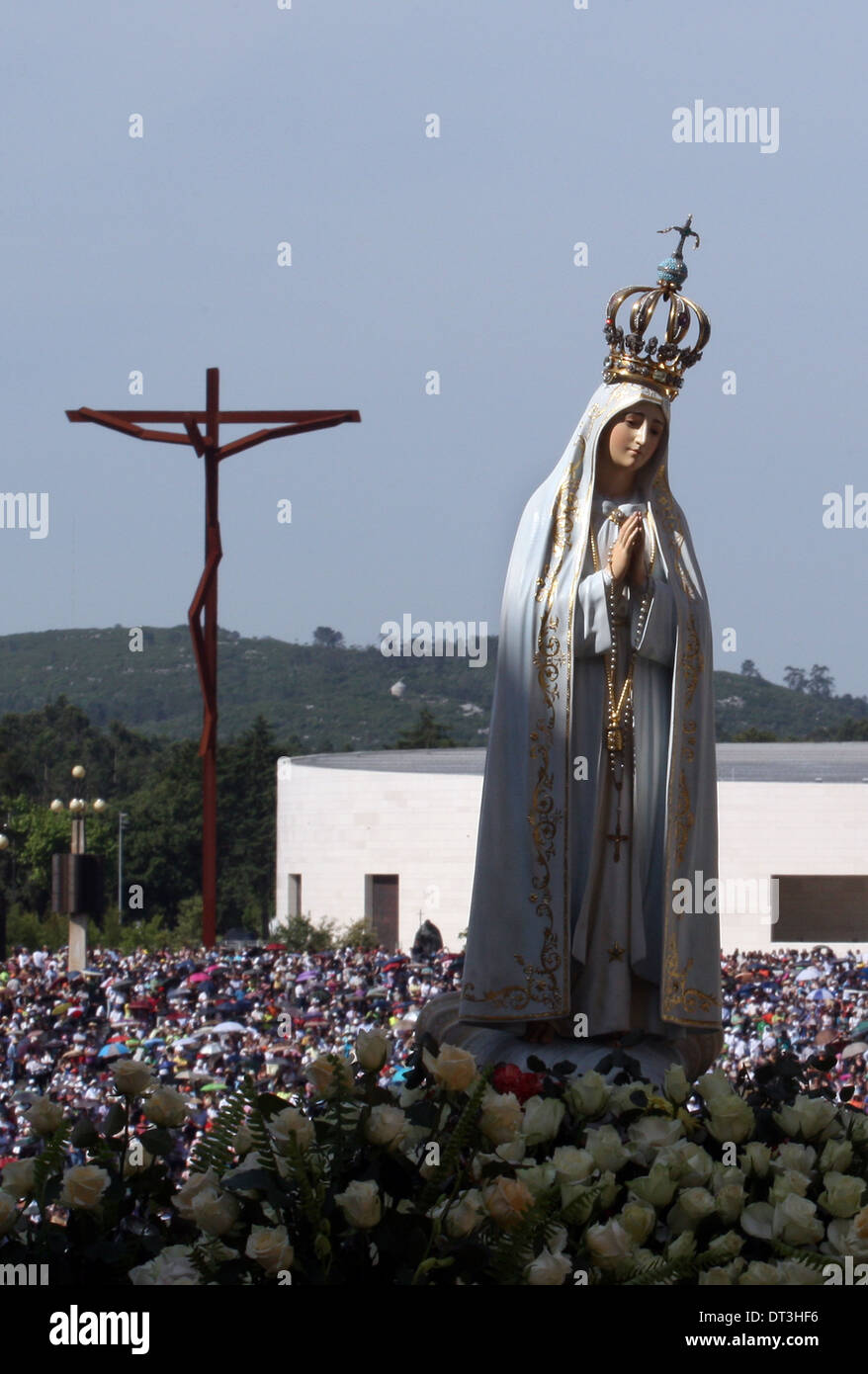 La statue de Notre Dame de Fatima est portée par les croyants pendant la procession de Fatima dans le centre du Portugal. Banque D'Images