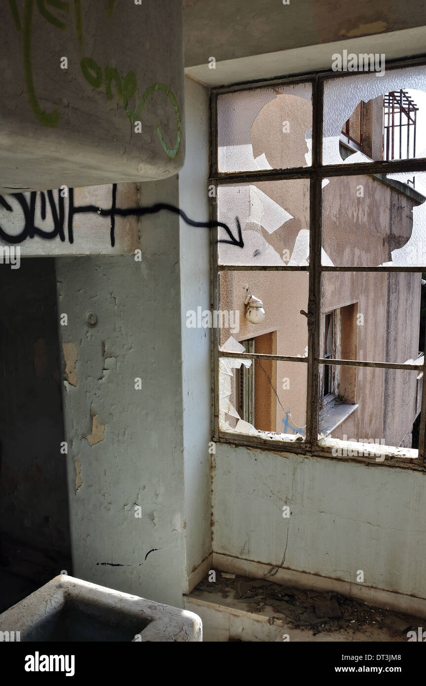 La fenêtre brisée avec flèche peinte. Maison abandonnée de l'intérieur. Banque D'Images