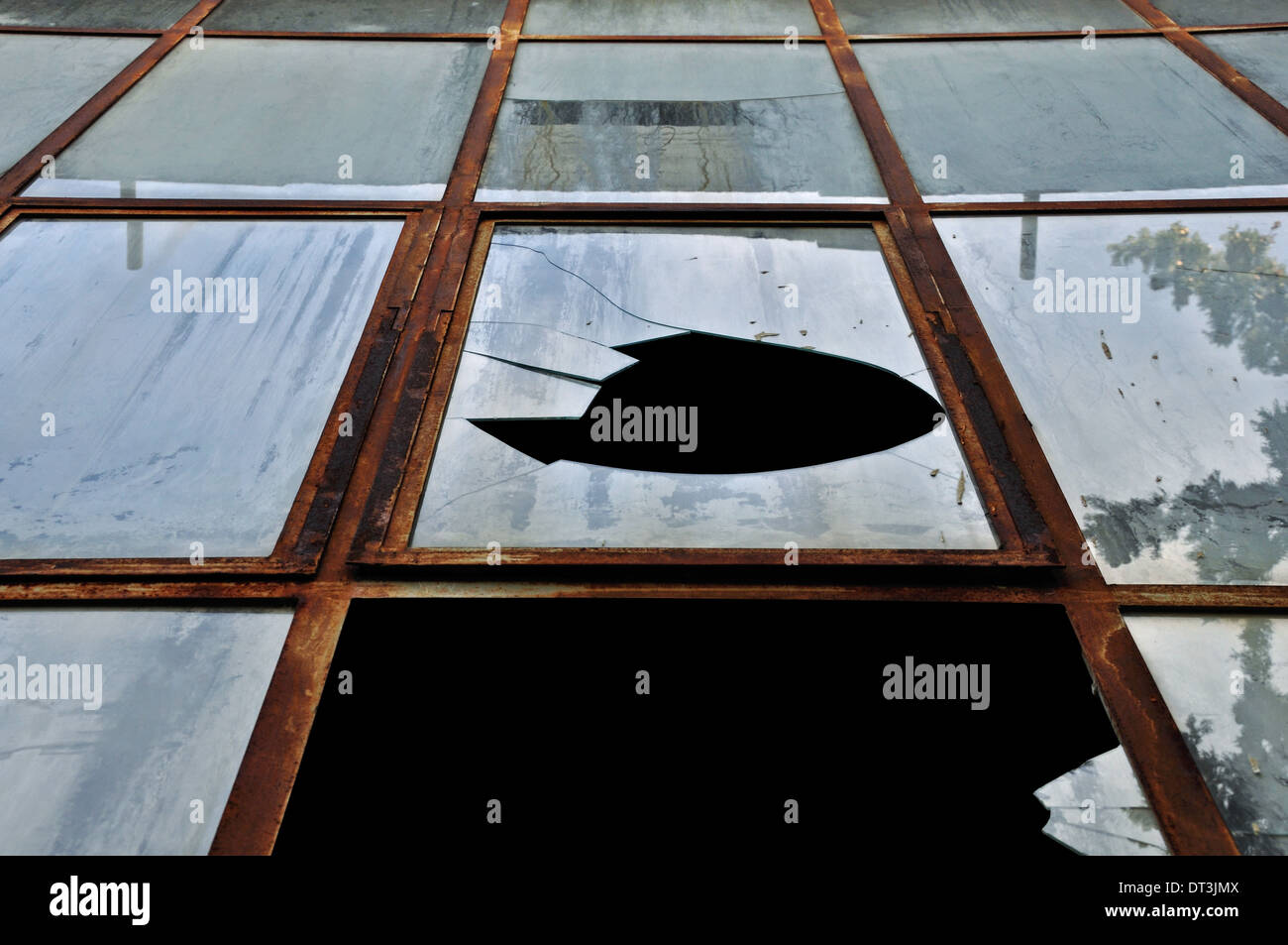 Rusty brisé des fenêtres d'un bâtiment vétuste. Abstract grunge background. Banque D'Images