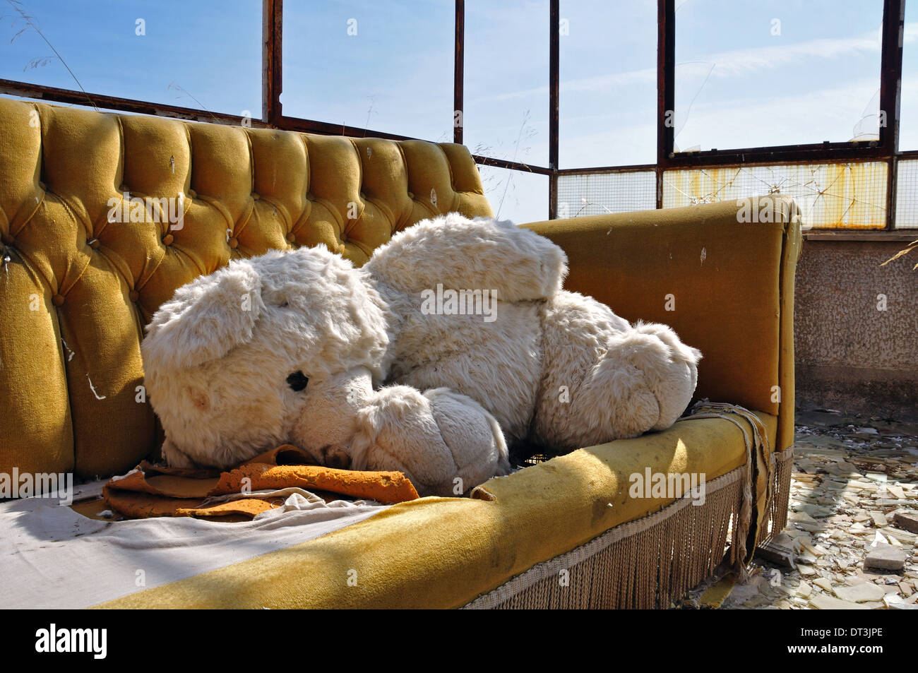 Ours vintage et de la table au bâtiment abandonné. Les questions sociales. Banque D'Images