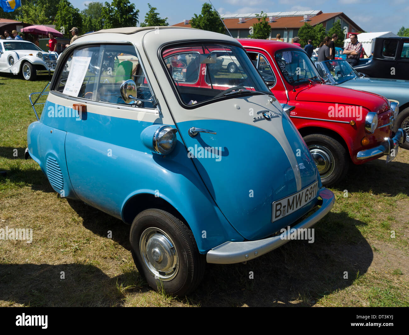 PAAREN IM GLIEN, ALLEMAGNE - le 19 mai : Microcars BMW Isetta 300, l'oldtimer show à MAFZ, 19 mai 2013 à Paaren im Glien, Allemagne Banque D'Images