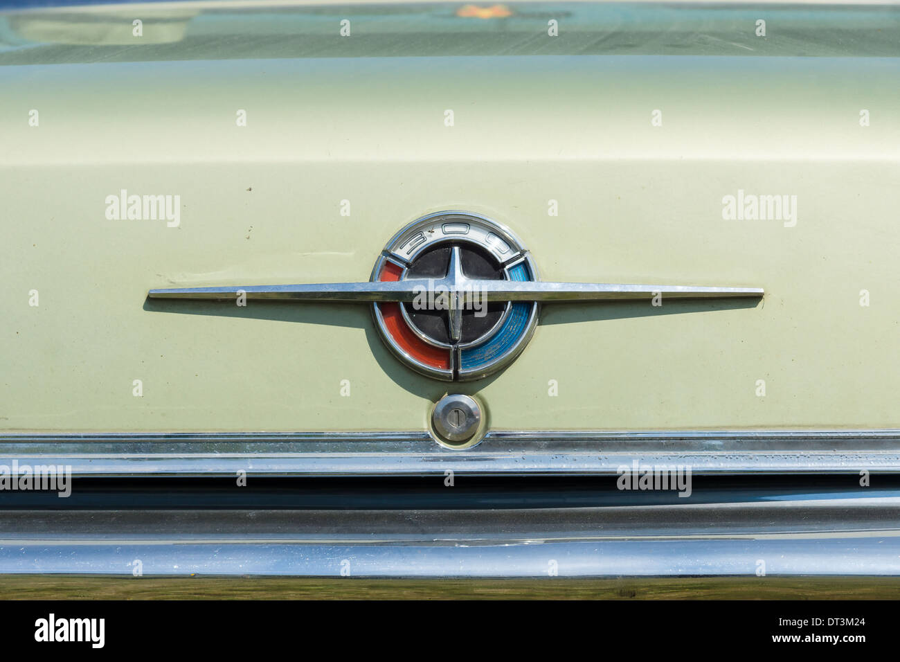 L'emblème sur le tronc berline Chrysler 300 Sedan 4 portes, (Chrysler 300 itinéraires non desservis par facteurs série) Banque D'Images