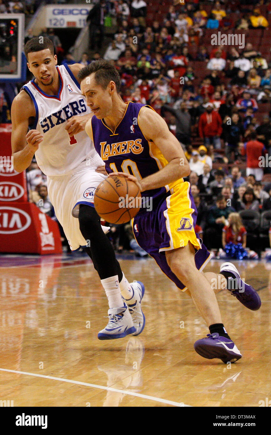 Philadelphie, Pennsylvanie, USA. 7 février 2014 : Los Angeles Lakers point guard Steve Nash (10) disques durs pour le panier avec les Philadelphia 76ers Michael Carter-Williams point guard (1) le garder pendant le jeu NBA entre les Los Angeles Lakers et les Philadelphia 76ers au Wells Fargo Center de Philadelphie, Pennsylvanie. Les Lakers ont remporté 112-98. Christopher (Szagola/Cal Sport Media/Alamy Live News) Banque D'Images