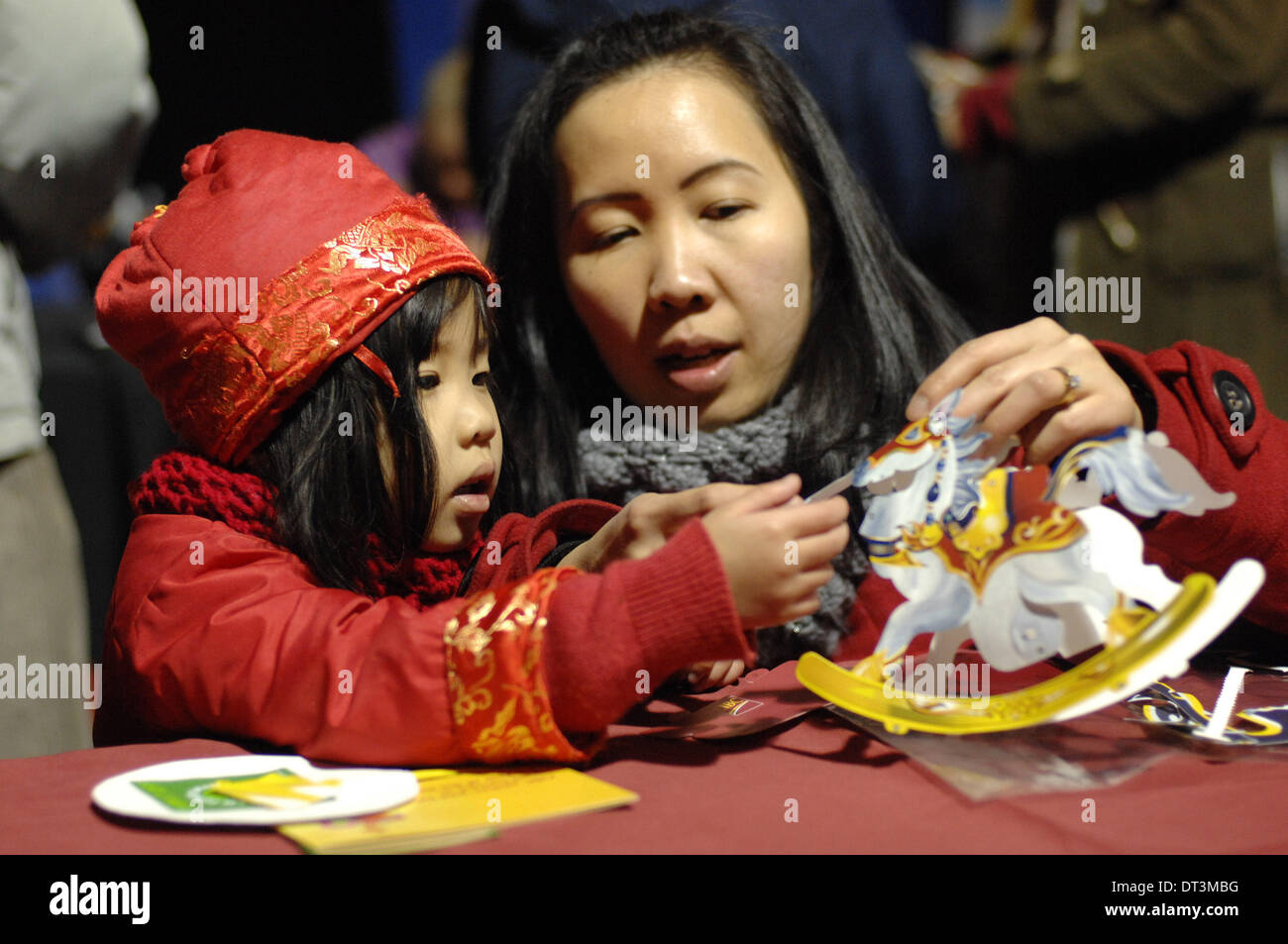 Vancouver, Canada. 7 Février, 2014. Quatre-ans Jasmine Truong (L) et sa mère Lynne fabriquer du papier pendant le cheval 2014 LunarFest à Vancouver, Canada, 7 février 2014. Le LunarFest 3 jours est le premier présentateur de l'expression contemporaine des arts et de la culture asiatiques. Crédit : Sergei Bachlakov/Xinhua/Alamy Live News Banque D'Images