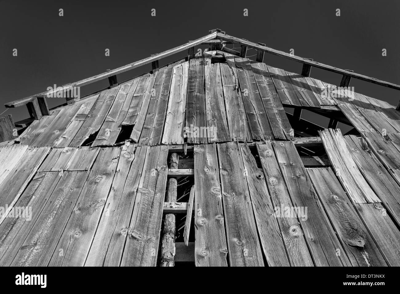 Ciel bleu profond et une vieille grange rustique Banque D'Images