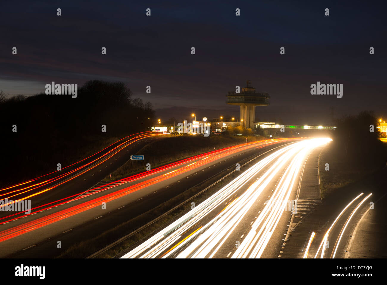 Le trafic sur l'autoroute M6 dans le Lancashire près de Forton Service Station Banque D'Images