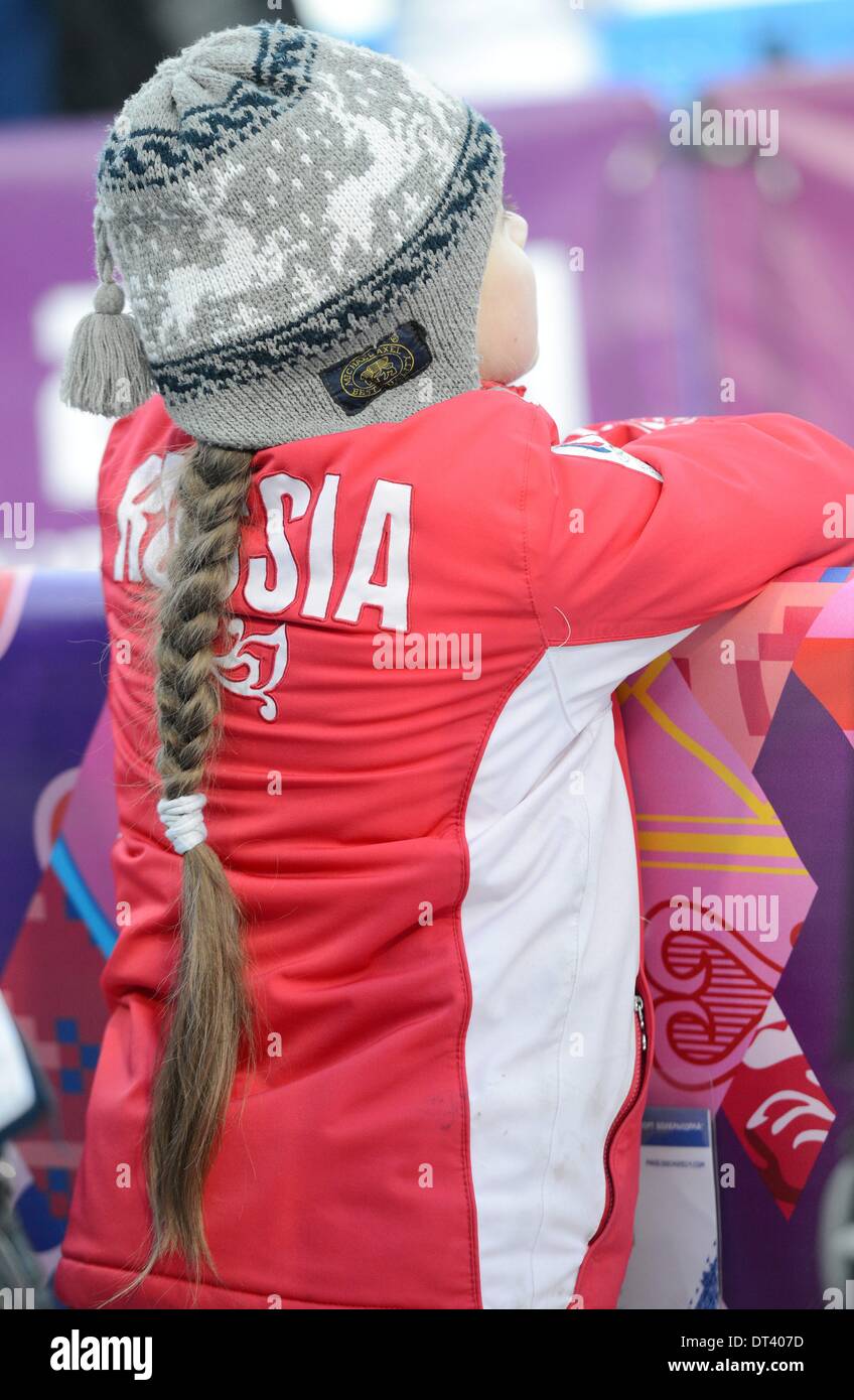 Sochi, Russie. 6e février 2014. Une fille russe observe le Ski acrobatique Bosses Dames Qualification dans Rosa Khutor Parc extrême au Jeux Olympiques de 2014 à Sotchi, Russie, Krasnaya Polyana, 06 février 2014. Photo : Frank May/dpa/Alamy Live News Banque D'Images