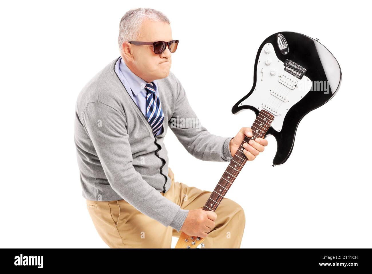 Angry man briser une guitare électrique Banque D'Images