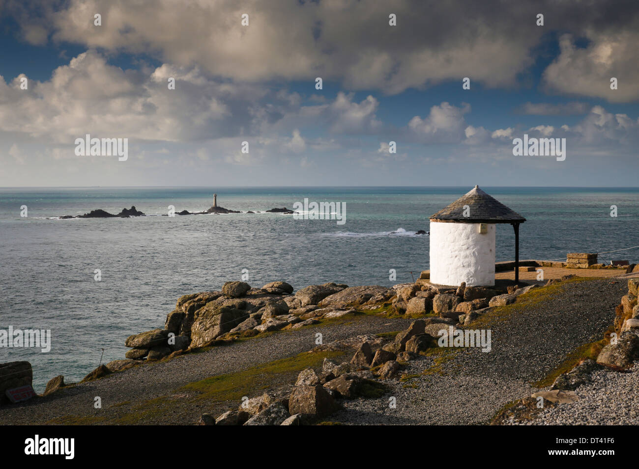 Land's End ; à la recherche vers le phare de Drakkars, Cornwall, UK Banque D'Images