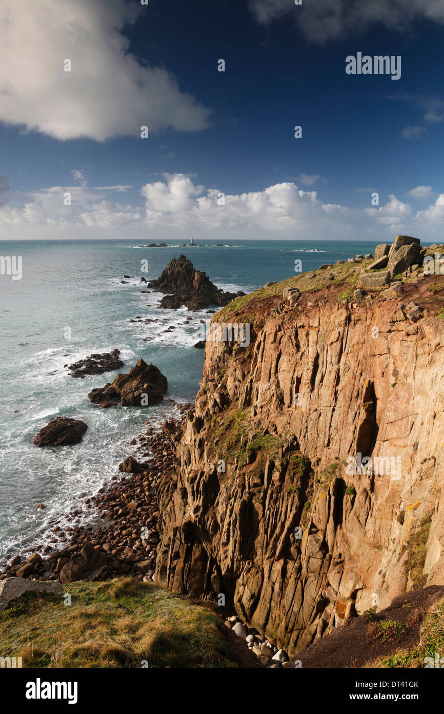 Land's End ; à la recherche vers le phare de Drakkars, Cornwall, UK Banque D'Images