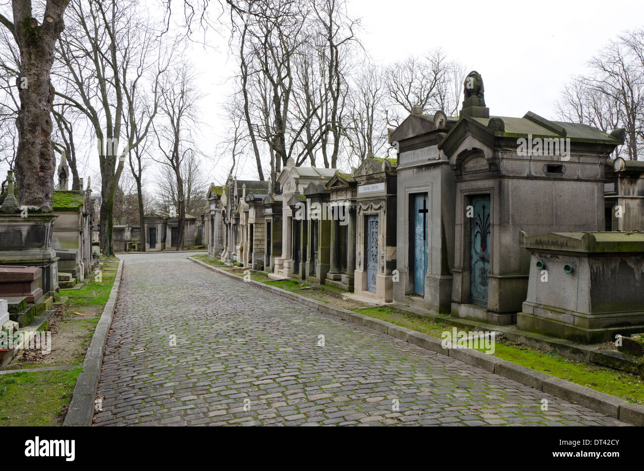 Rue du Pere Lachaise, flanqué de mausolées , le plus grand cimetière de Paris, France. Banque D'Images