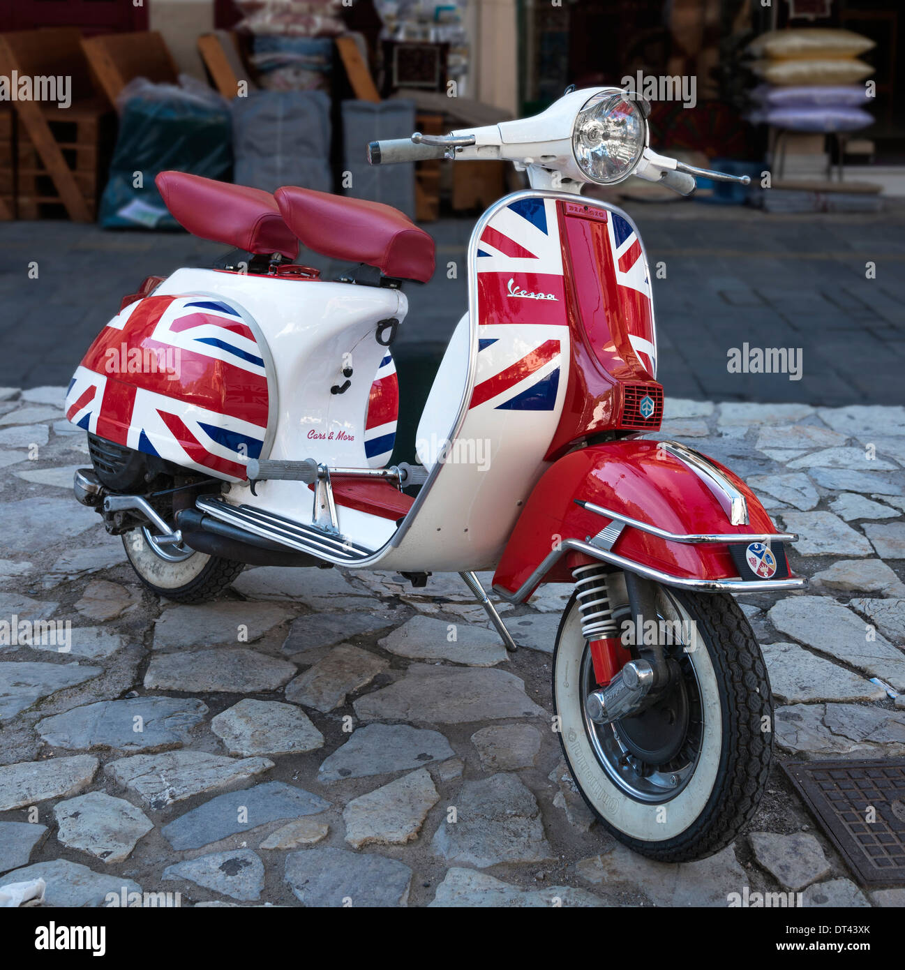 Un Piaggio Vespa scooter, peint avec le drapeau et les couleurs de l'Union Jack, vu à Kalamata, Péloponnèse, Grèce Banque D'Images