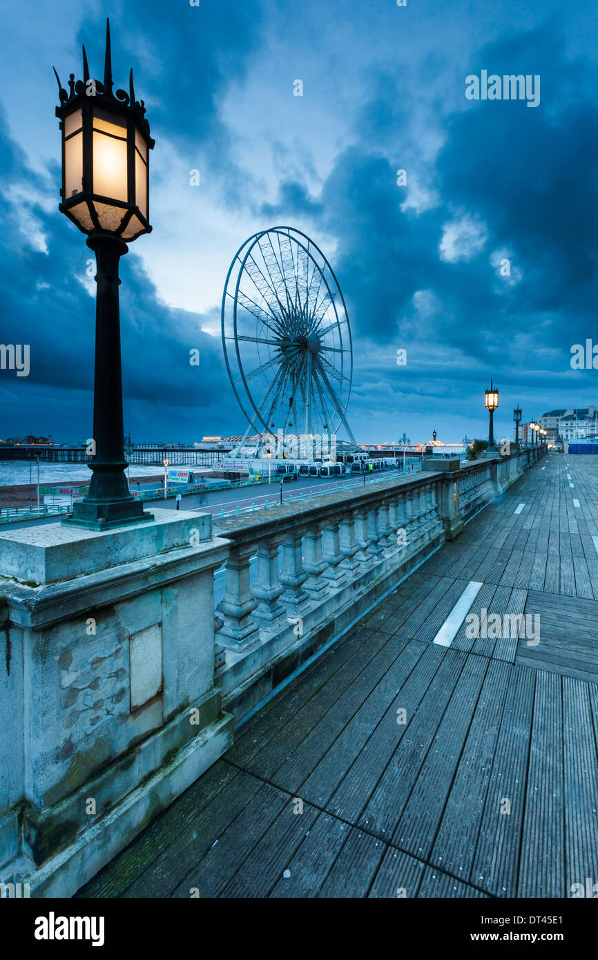 Soirée à Madeira Drive, Brighton, East Sussex, Angleterre. Banque D'Images