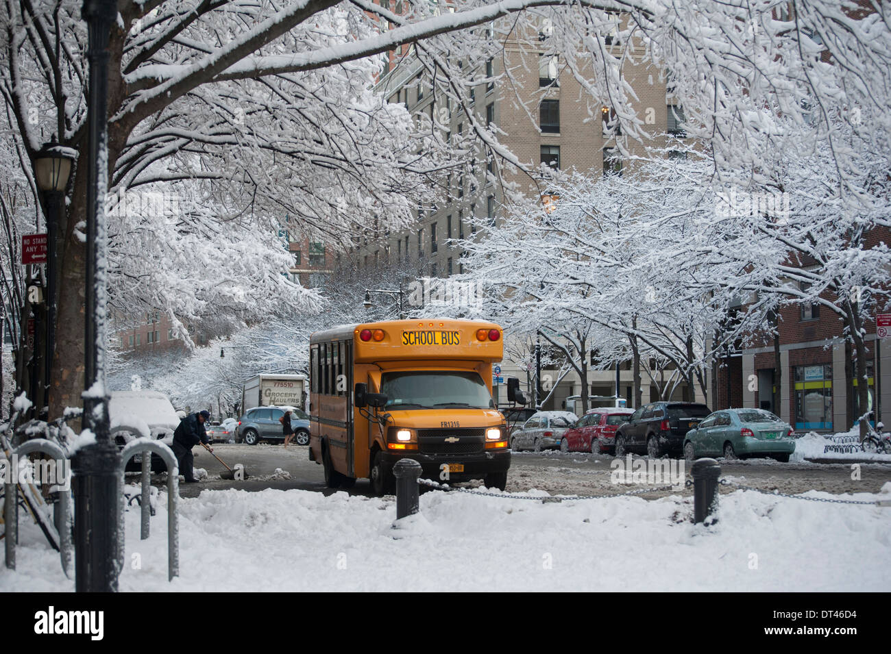 Un autobus scolaire sur l'extrémité sud Avenue à Battery Park City, un quartier de Manhattan, New York. Banque D'Images