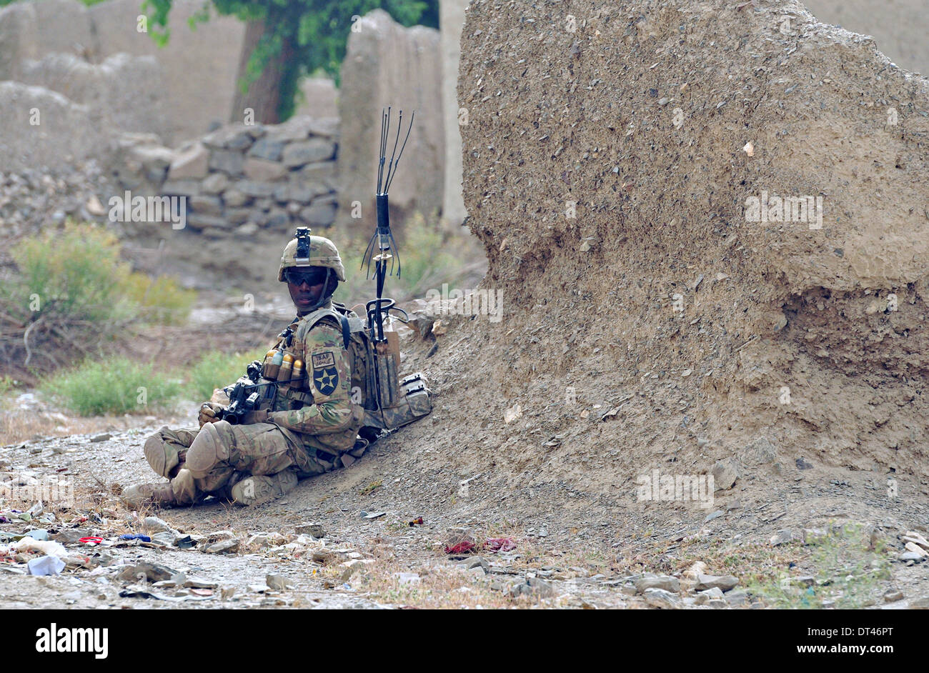 Un soldat de l'armée américaine avec la 2e Division d'infanterie fournit la sécurité avec une mitrailleuse M249 au cours de l'opération Southern Strike II le 6 juin 2012 dans Ganjitsu, province de Kandahar, Afghanistan. Banque D'Images