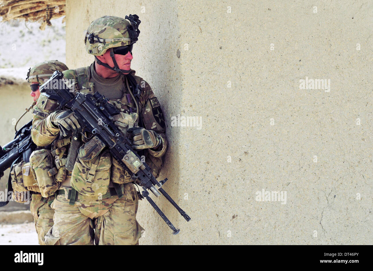 Les soldats de l'Armée US avec la 2e Division d'infanterie d'assurer la sécurité avec une mitrailleuse M249 au cours de l'opération Southern Strike II le 6 juin 2012 dans le Spin Boldak, province de Kandahar, Afghanistan. Banque D'Images