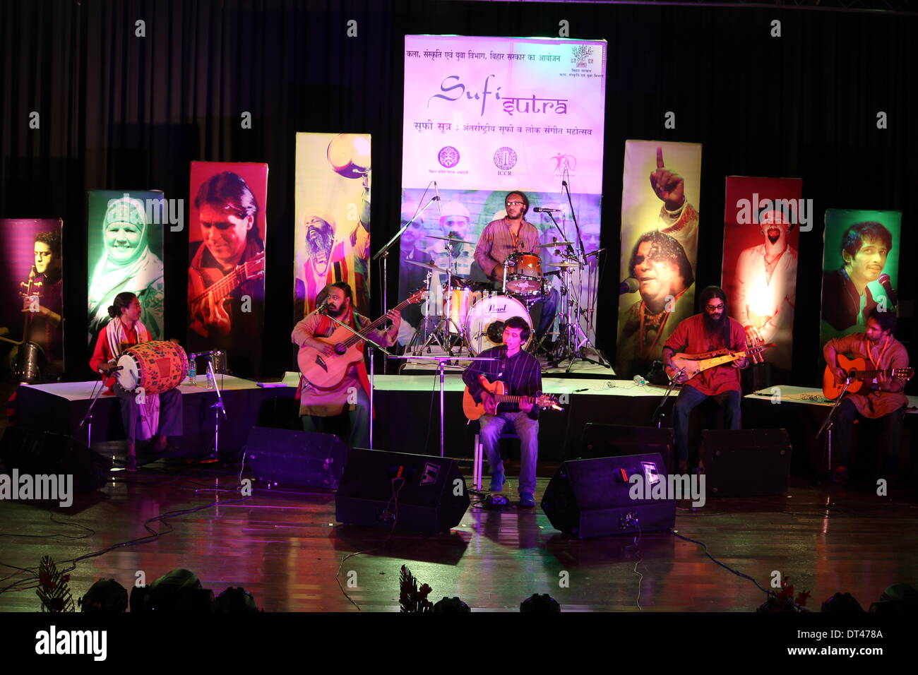 De Premchand, Patna, Bihar, Inde, 08 février 2014. Arnab et amis, Groupe international de Bangladesh joue chanson en bhojpuri langue de Bihar pendant Sutra Soufi festival le soir à la fin de l'hiver pour "la paix mondiale". Credit : Rupa Ghosh/Alamy Live News. Banque D'Images
