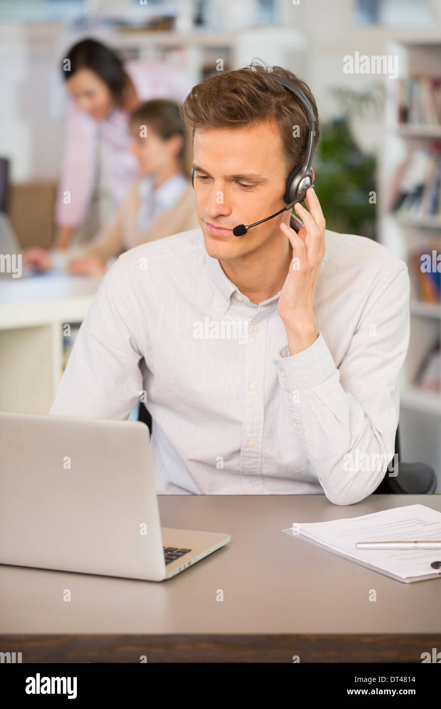 L'ordinateur appelant mâle 24 conférence vidéo Banque D'Images