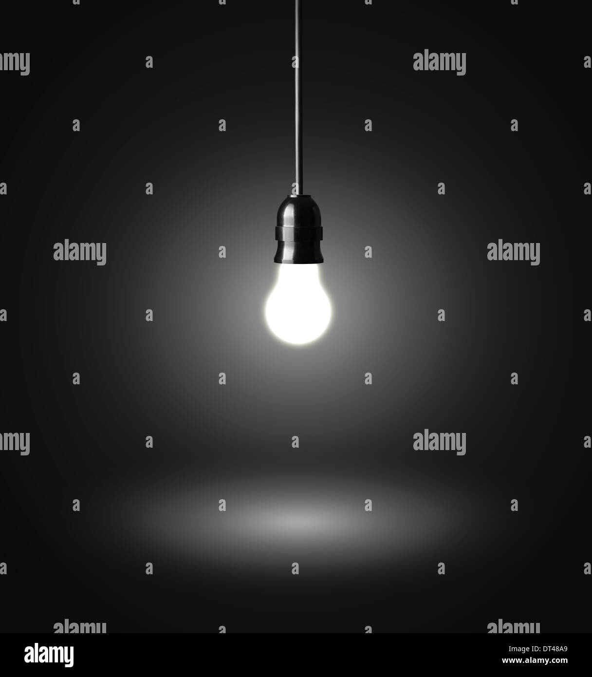 Ampoule incandescent accroché sur un fil Banque D'Images