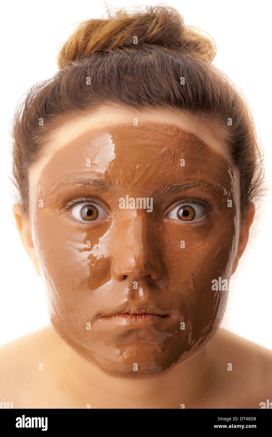 Fille avec visage recouvert de chocolat Banque D'Images