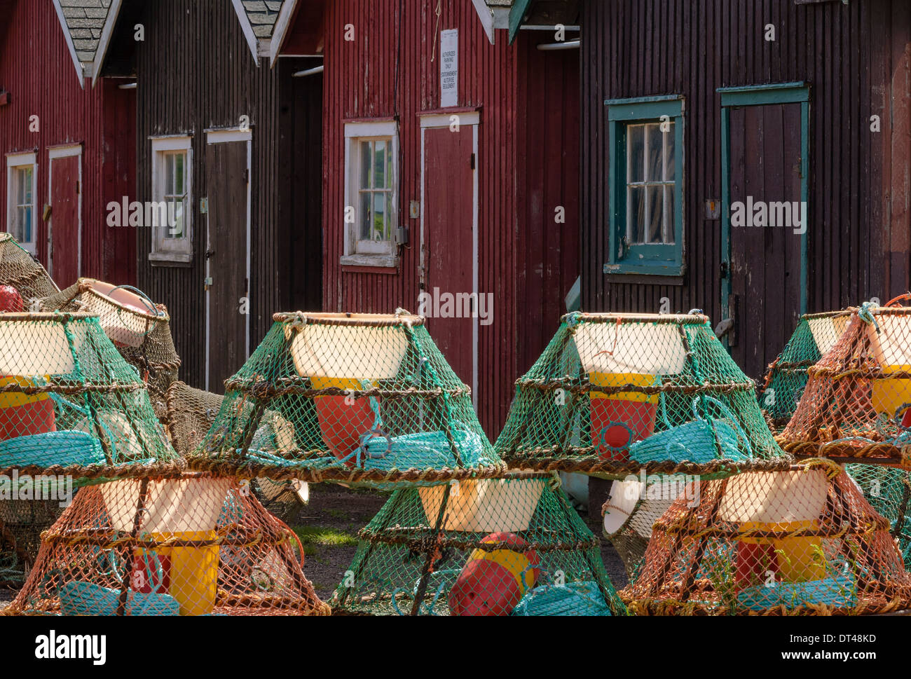 Pièges à crabe et cabanes de pêcheurs dans village de bord de mer de Victoria par la mer, l'Île du Prince Édouard, Canada. Banque D'Images