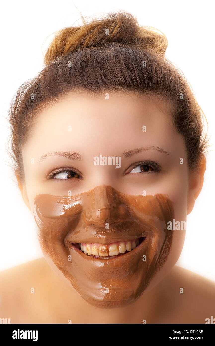 Fille avec le visage et les dents recouverts de chocolat Banque D'Images
