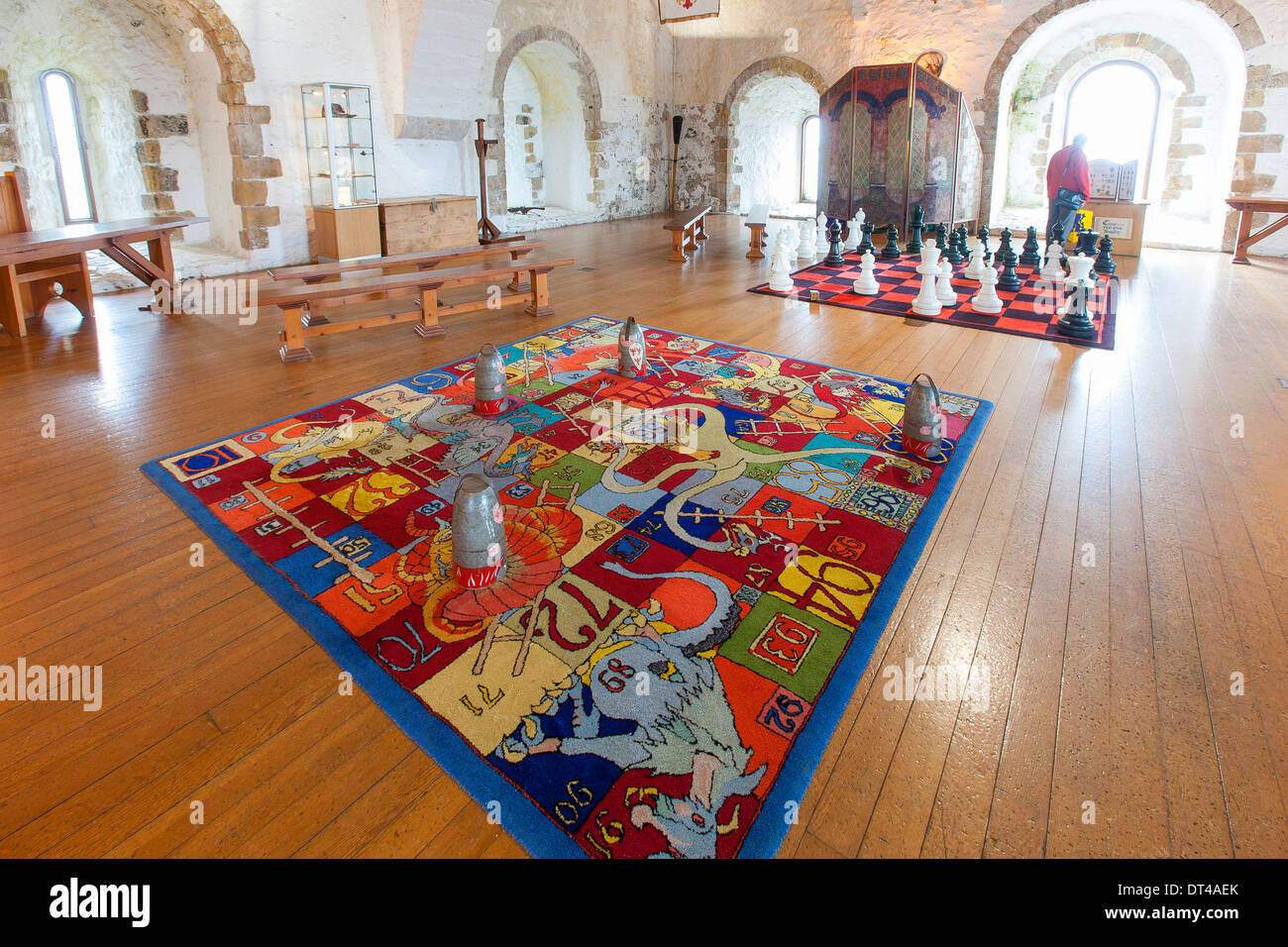 La salle de jeux à Carrickfergus Castle, un château normand en Irlande du Nord, comprend un tapis comme jeu de serpents et échelles Banque D'Images