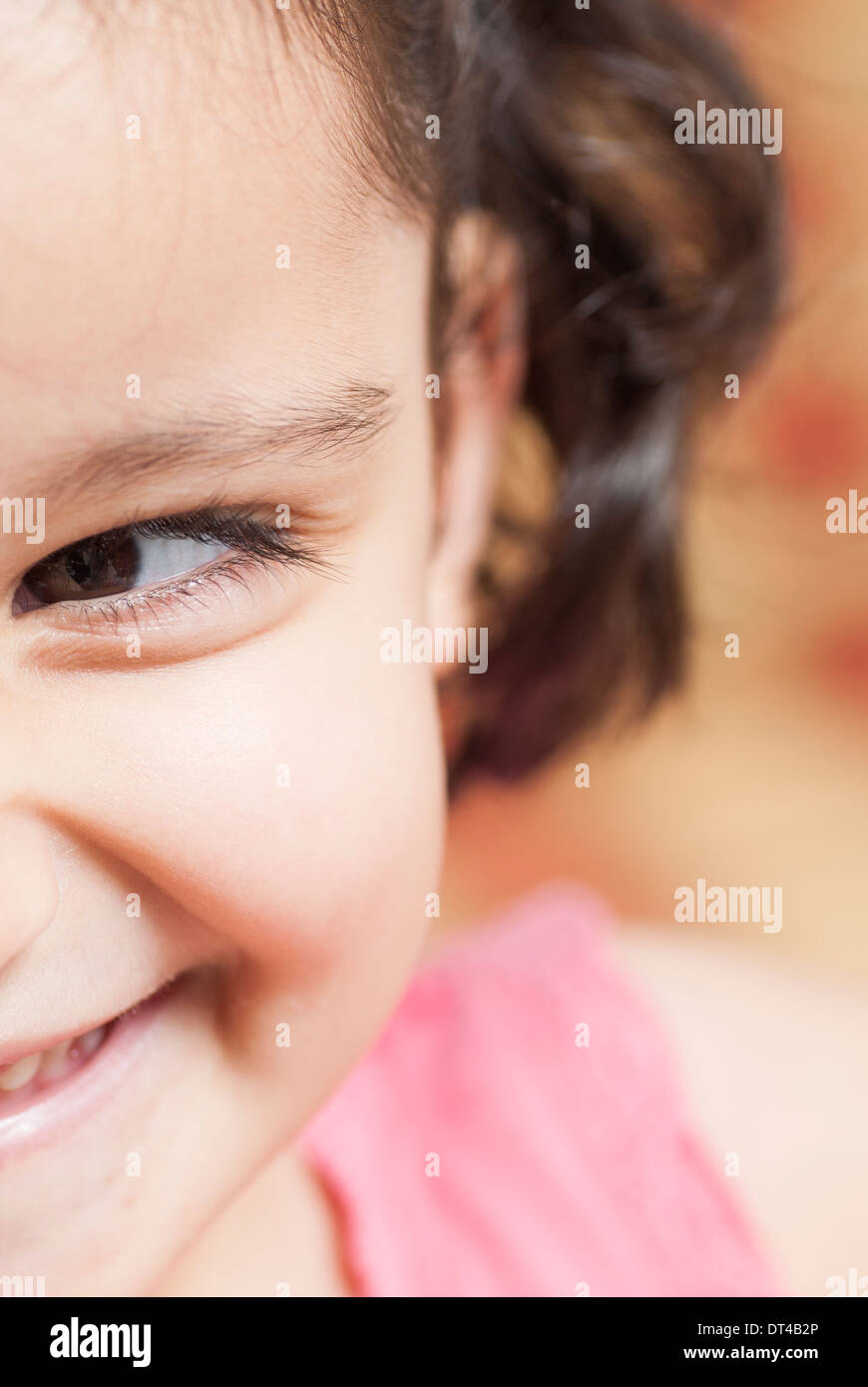 Little girl looking away Banque D'Images