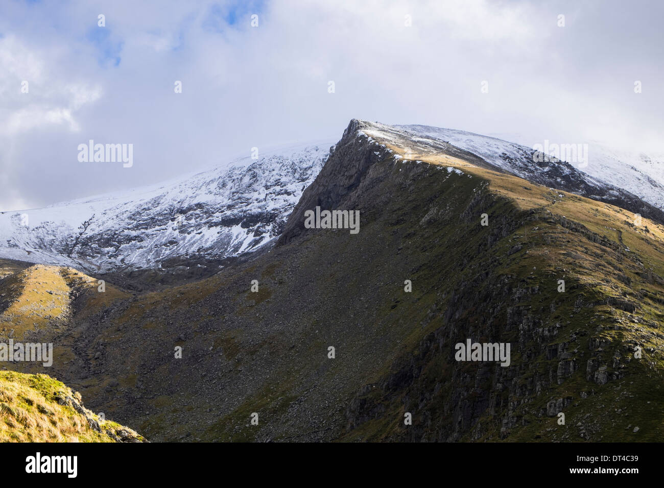 Vue de Clogwyn Du'r Arddu Brwynog et du MCG sur les pentes du Mont Snowdon de Moel Cynghorion en hiver. Le Nord du Pays de Galles Snowdonia UK Banque D'Images