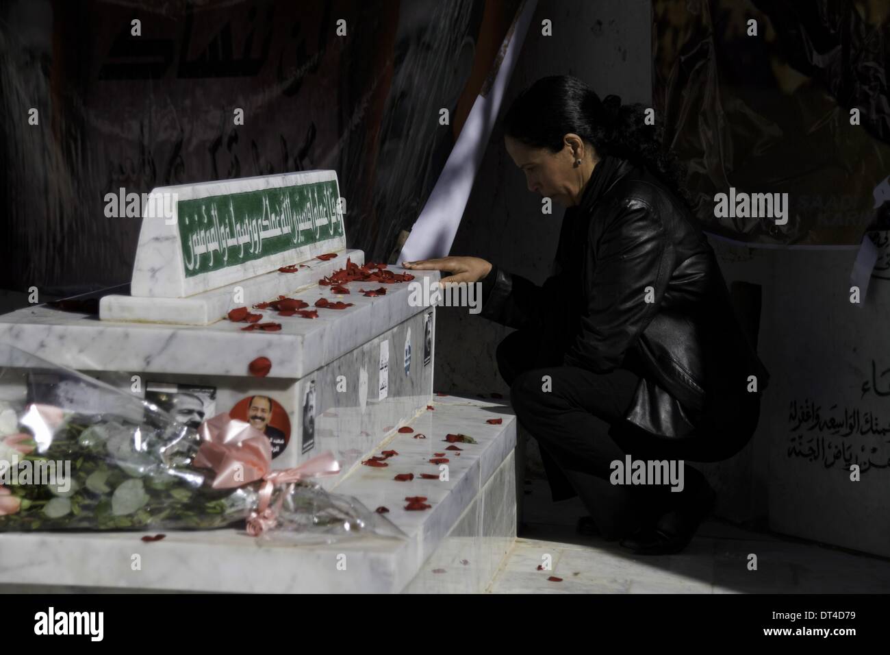 Tunis, Tunisie. Feb 8, 2014. Une femme pleurer près de la tombe de Chokri Belaïd. À l'occasion de la commémoration du premier anniversaire de l'assassinat de Chokri Belaid, des milliers de personnes se sont réunies à sa tombe au cimetière Al Jalez à Tunis Tunisie le 8 février 2014. Credit : Mohamed Krit/NurPhoto ZUMAPRESS.com/Alamy/Live News Banque D'Images