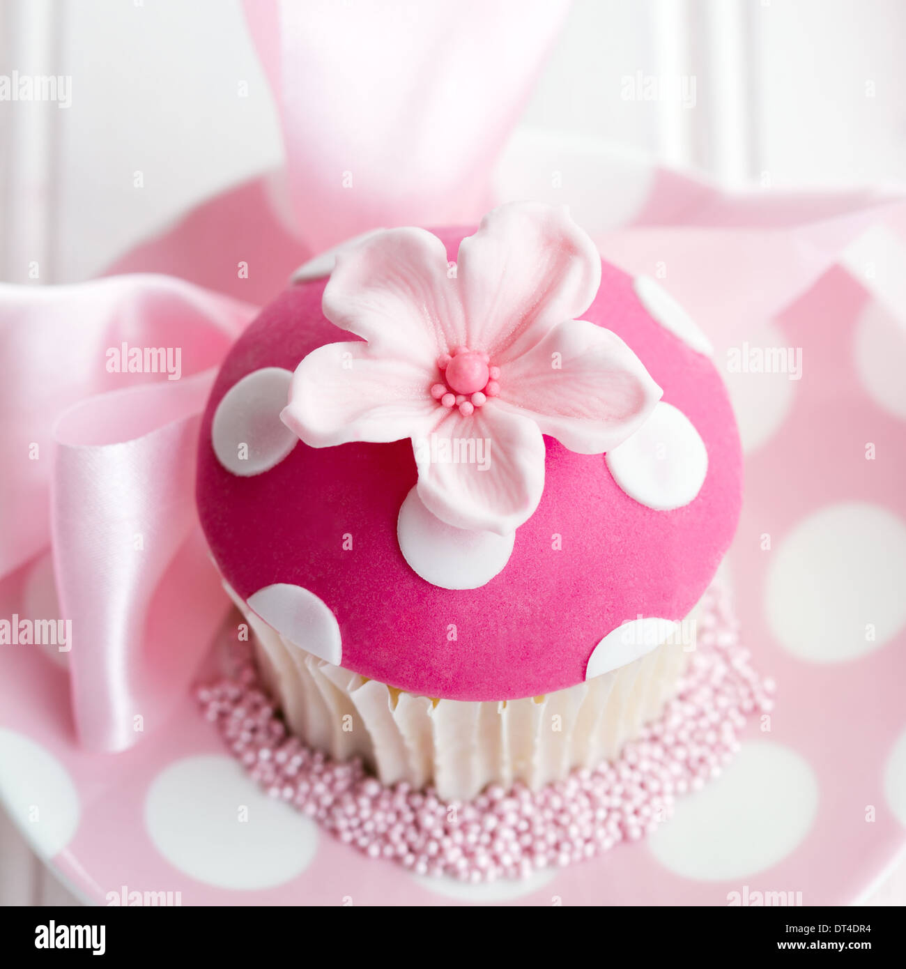 Cupcake décoré d'une fleur fondant rose Banque D'Images