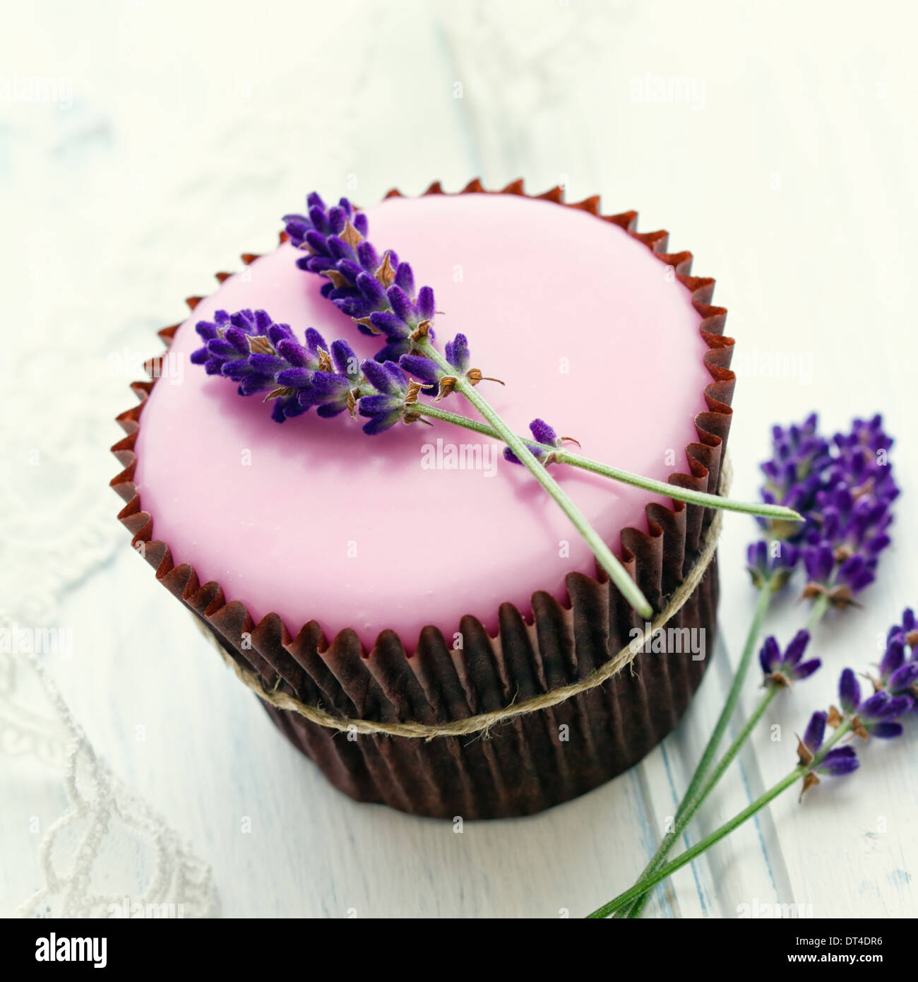 Cupcake décoré de lavande fraîche Banque D'Images