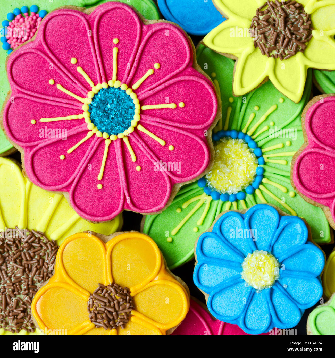 Les cookies de fleurs colorées Banque D'Images