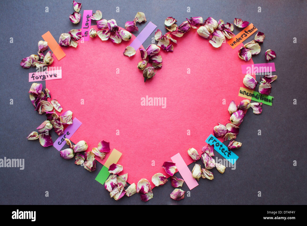 Cœur amour pétales de rose en papier mots personne notes colorées Banque D'Images