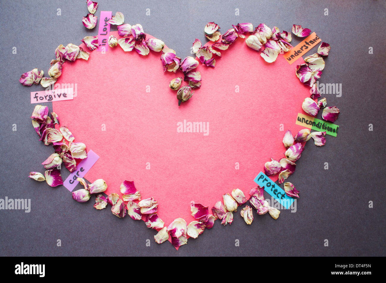 Cœur amour pétales de rose en papier mots personne notes colorées Banque D'Images