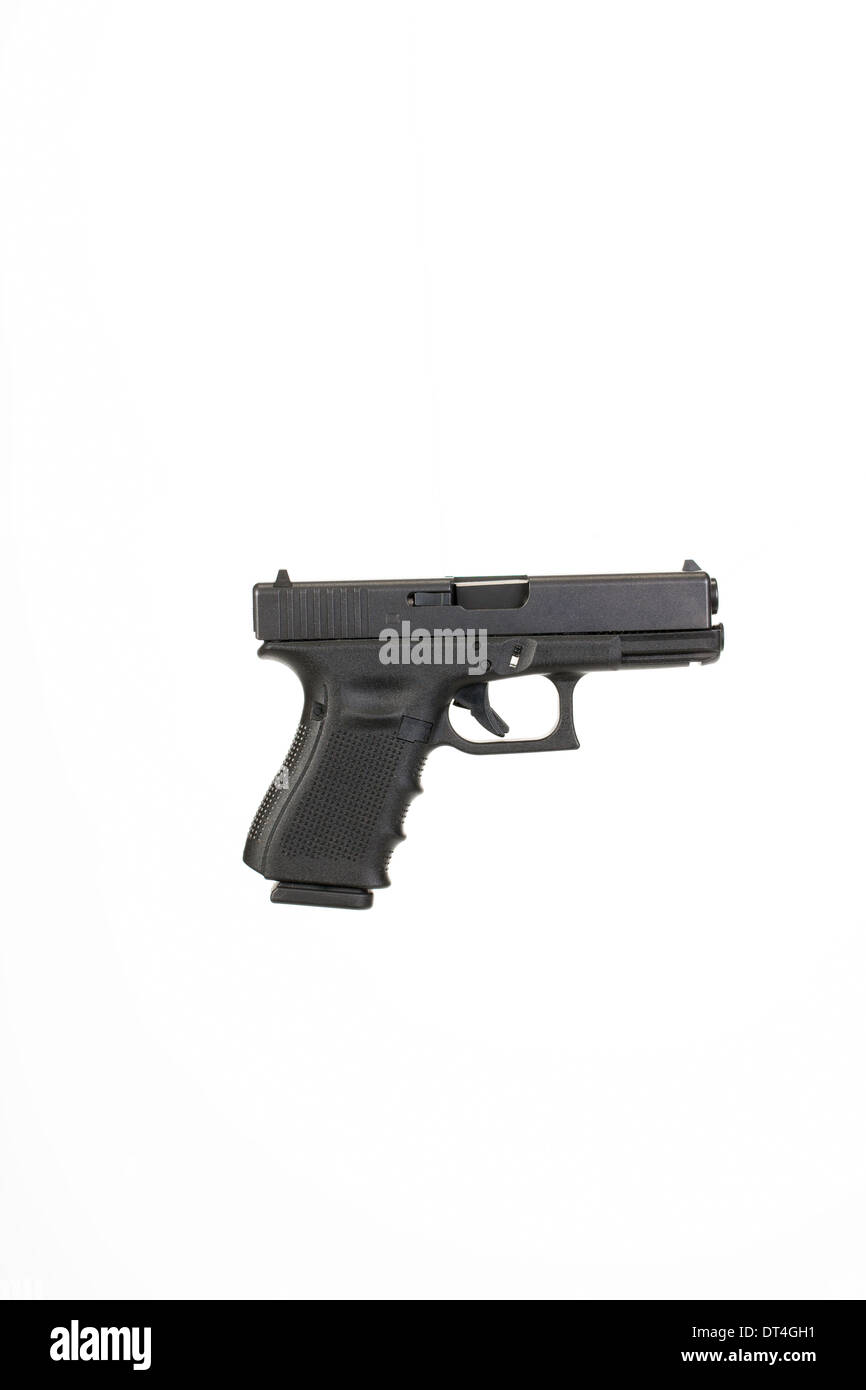 9 mm pistolet sur fond blanc avec le chemin pour une sélection facile. Banque D'Images