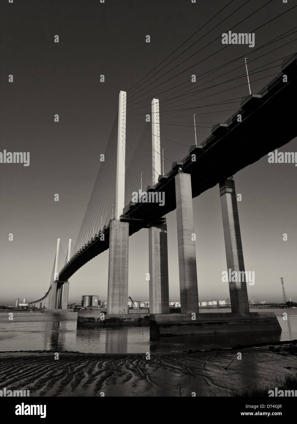 B&W image de la reine Elizabeth II / pont de Dartford Bridge Banque D'Images