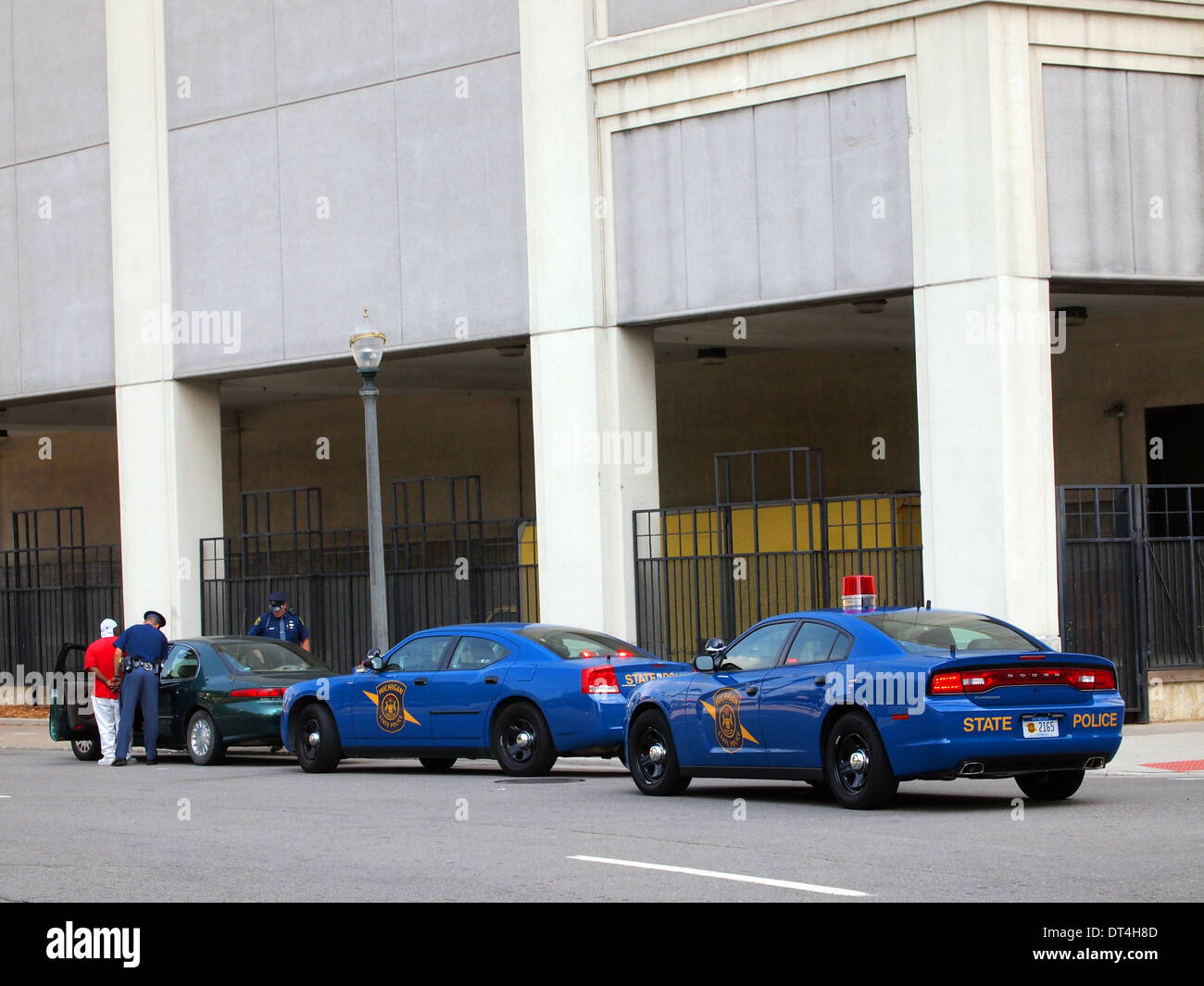Michigan State Police à l'arrestation d'un automobiliste à Detroit, Michigan, USA Banque D'Images