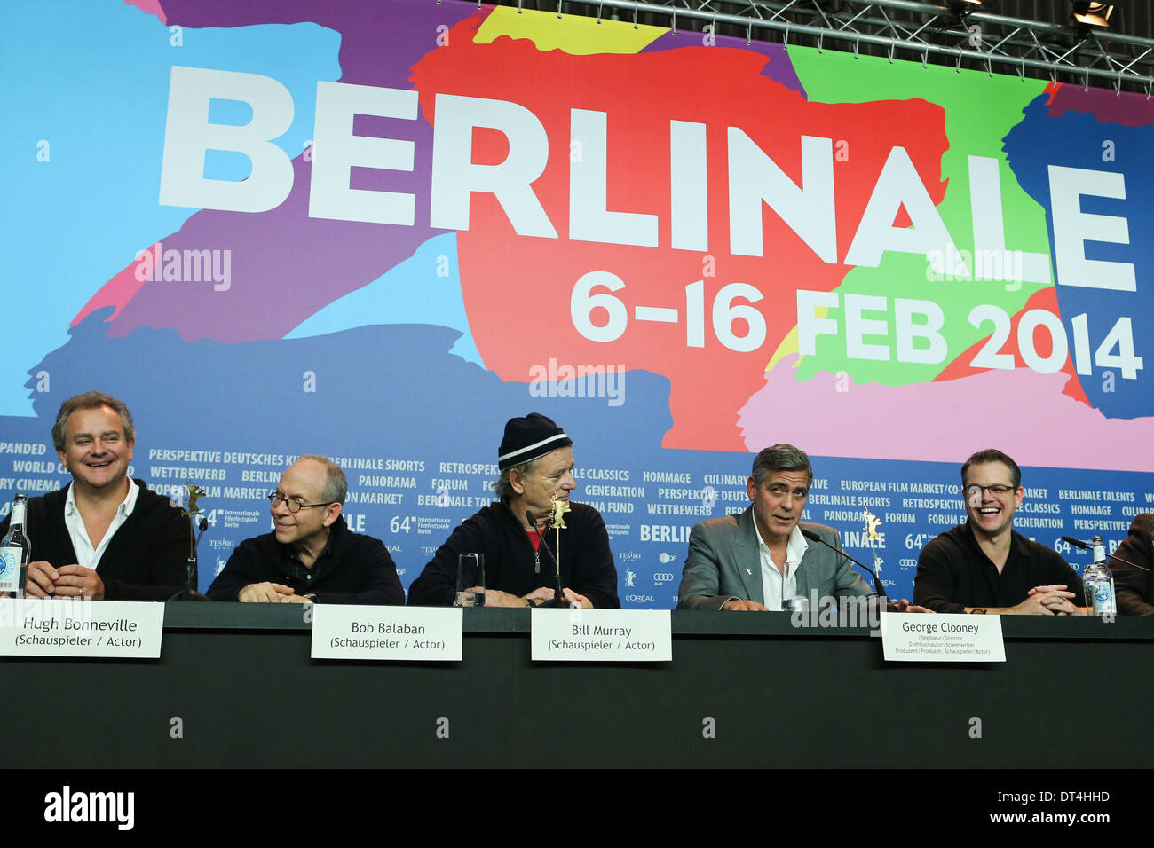 Berlin, Allemagne. Feb 8, 2014. (R-L) l'Acteur Matt Damon, directeur et l'acteur George Clooney, l'acteur Bill Murray, l'acteur Bob Balaban et l'acteur Hugh Bonneville assister à une conférence de presse pour la promotion du film "Les monuments Men' lors de la 64e Berlinale Festival International du Film de Berlin, Allemagne, le 8 février, 2014. Credit : Zhang Fan/Xinhua/Alamy Live News Banque D'Images